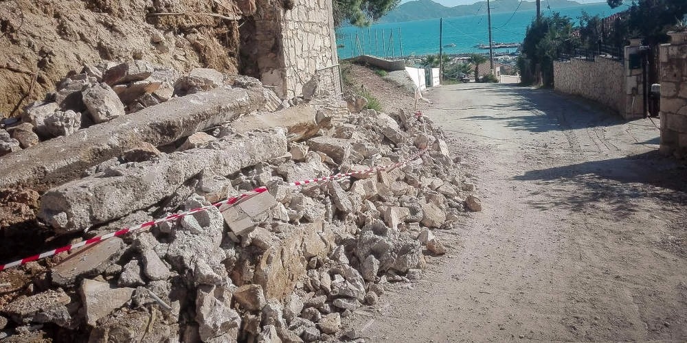 Εκκενώνονται σπίτια στη Ζάκυνθο: Βράχος αποκολλήθηκε από βουνό και είναι έτοιμος να πέσει στις οικίες